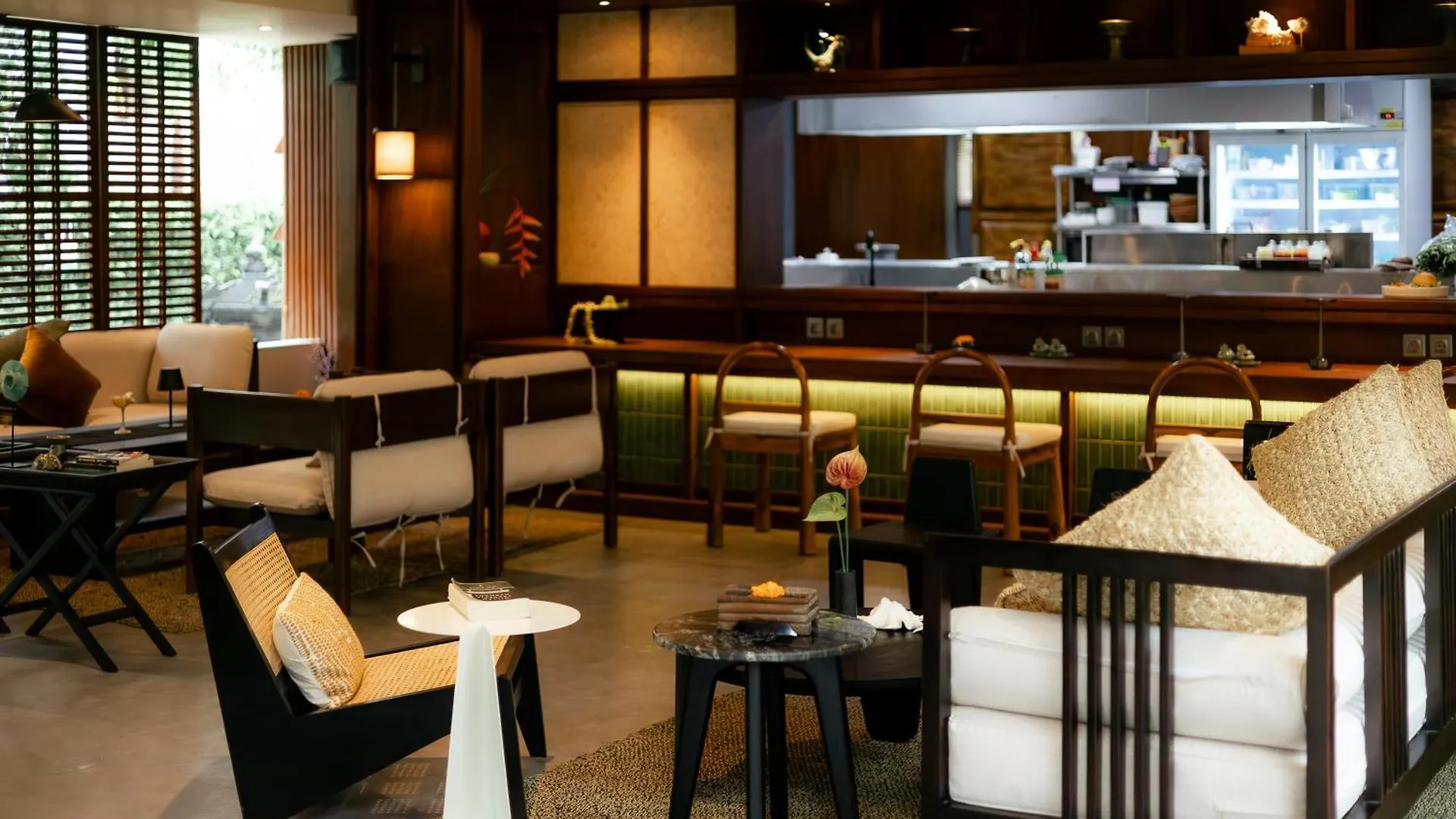 Fourteen Roses Beach Hotel Legian