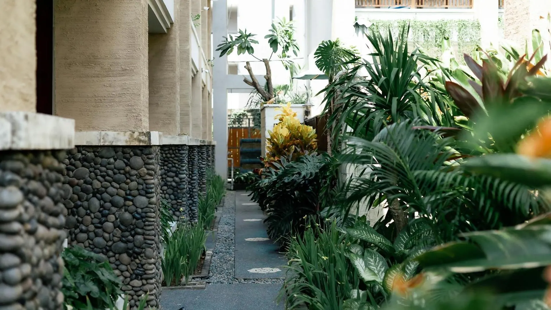 Fourteen Roses Beach Hotel Legian