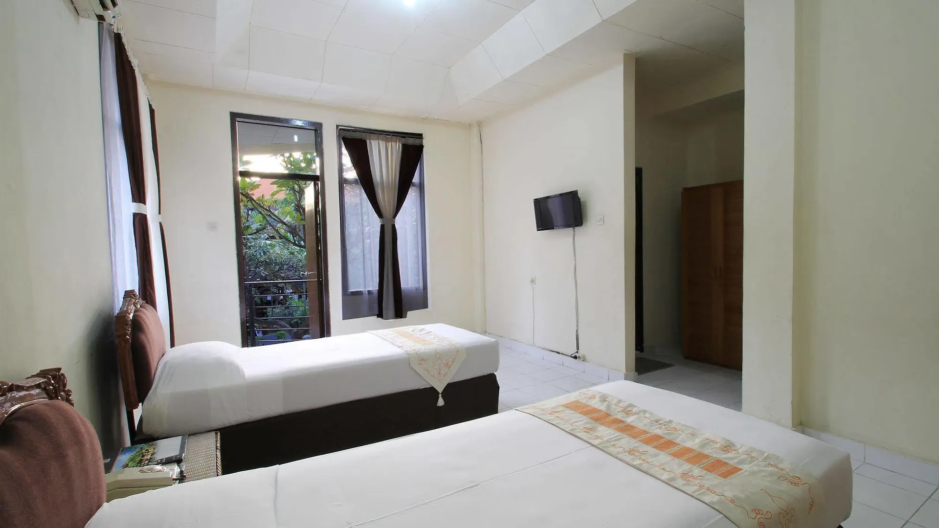 Fourteen Roses Beach Hotel Legian 3*,  Indonesia