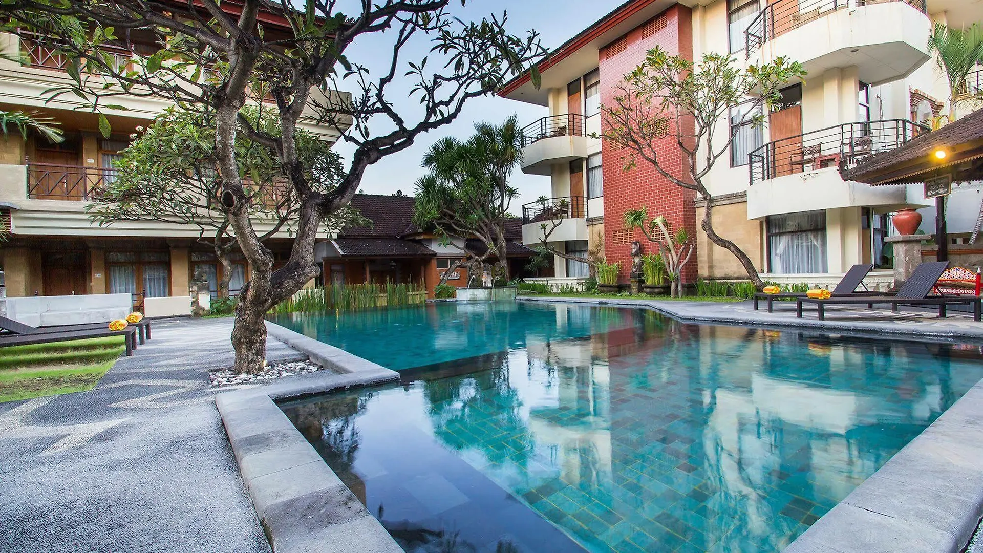 Fourteen Roses Beach Hotel Legian