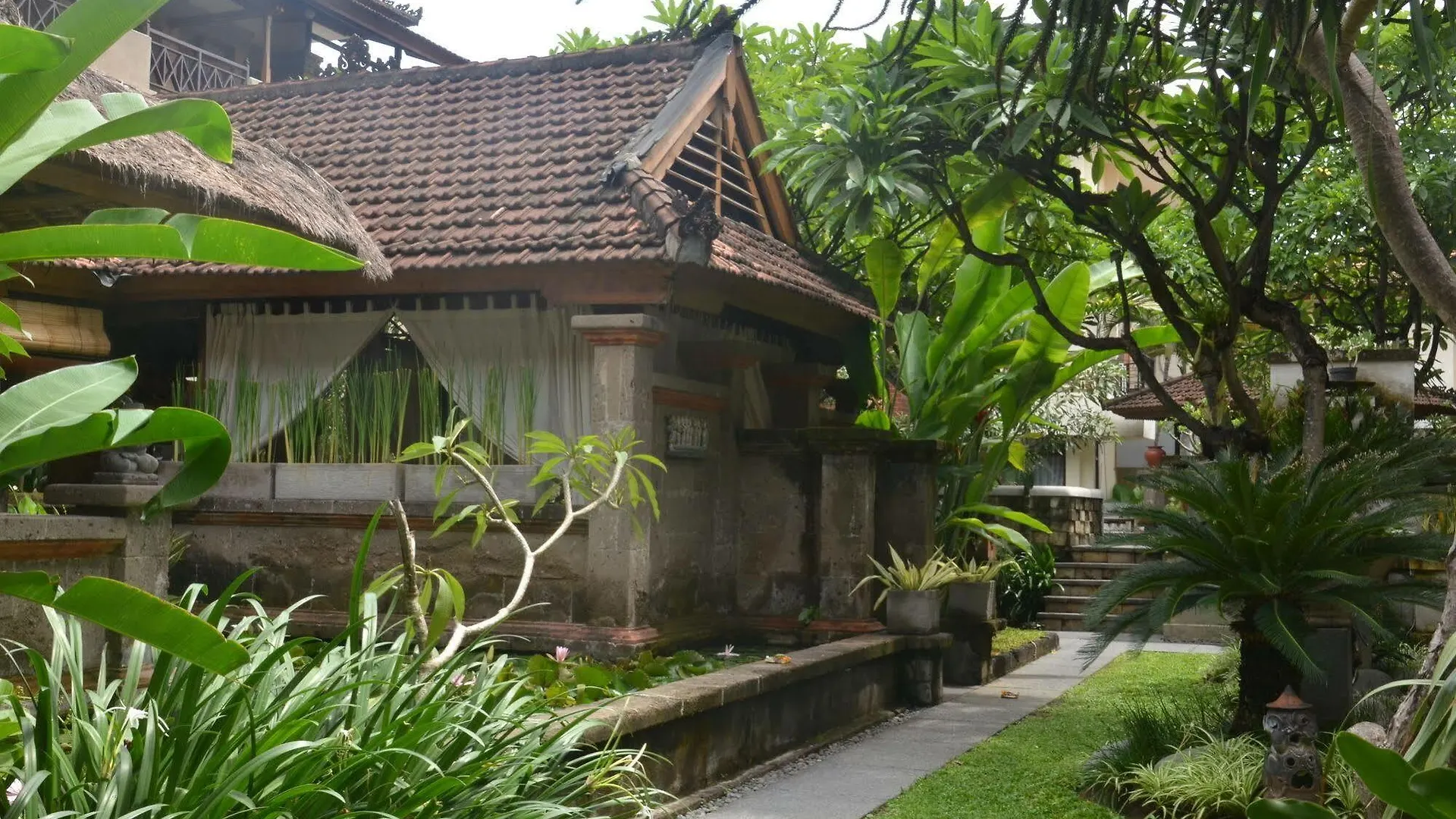Fourteen Roses Beach Hotel Legian