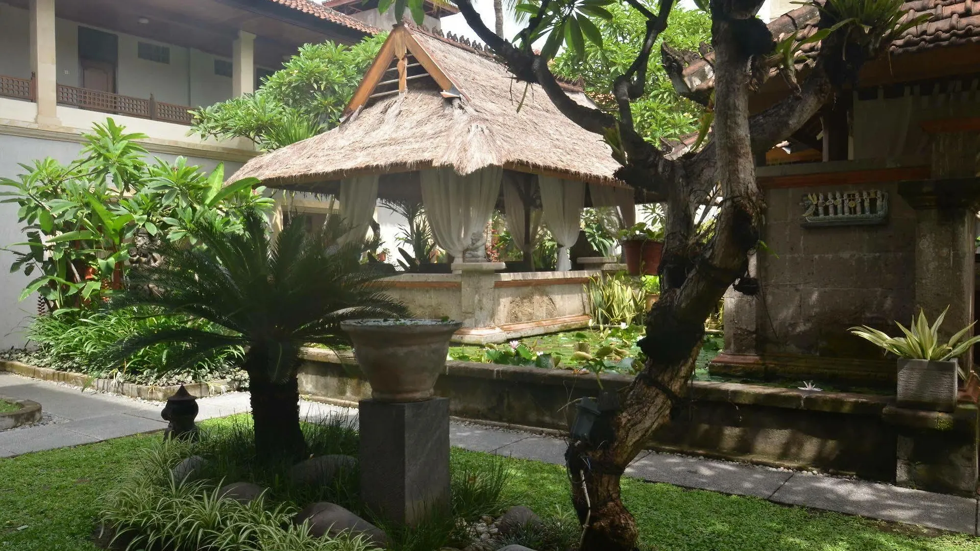 Fourteen Roses Beach Hotel Legian